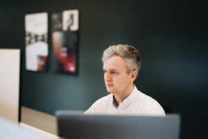 Collega Thorsten geconcentreerd aan het werk