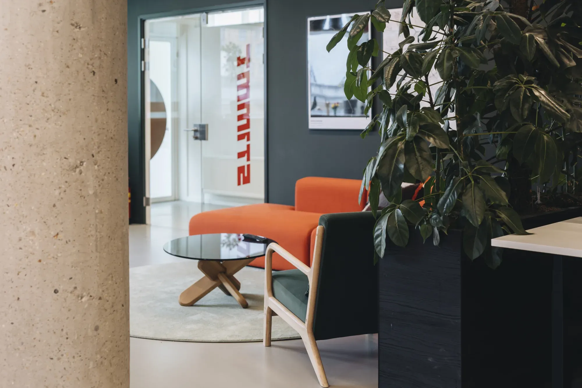 De ingang bij ons kantoor in Enschede.