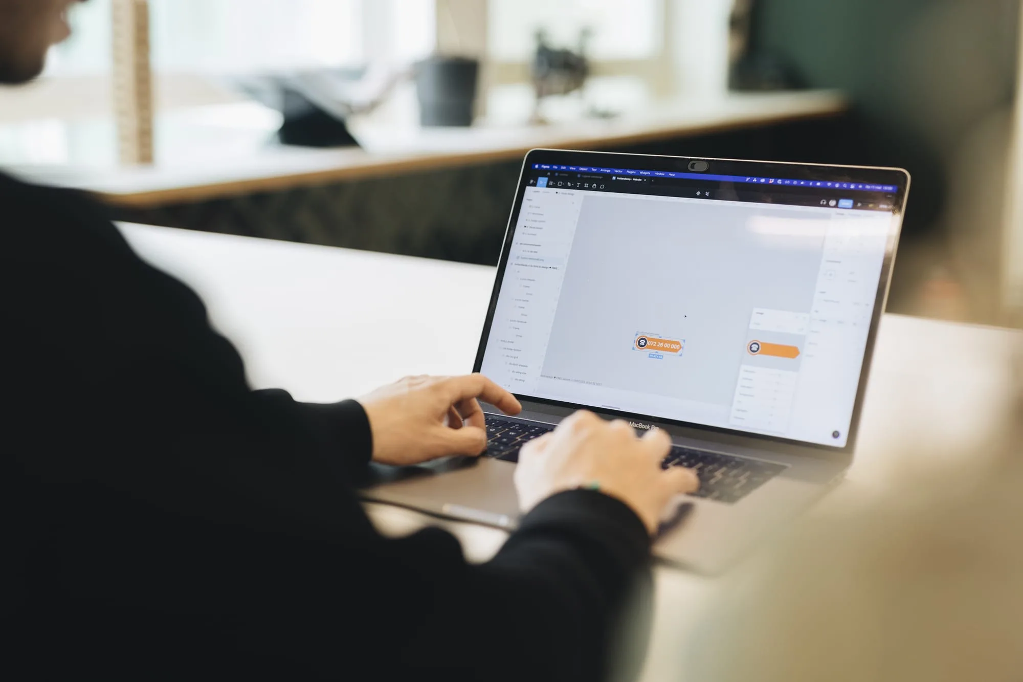 Op de afbeelding is een laptop weergegeven. Een Stimmt medewerker is druk aan het typen. Je ziet alleen zijn handen en de laptop.