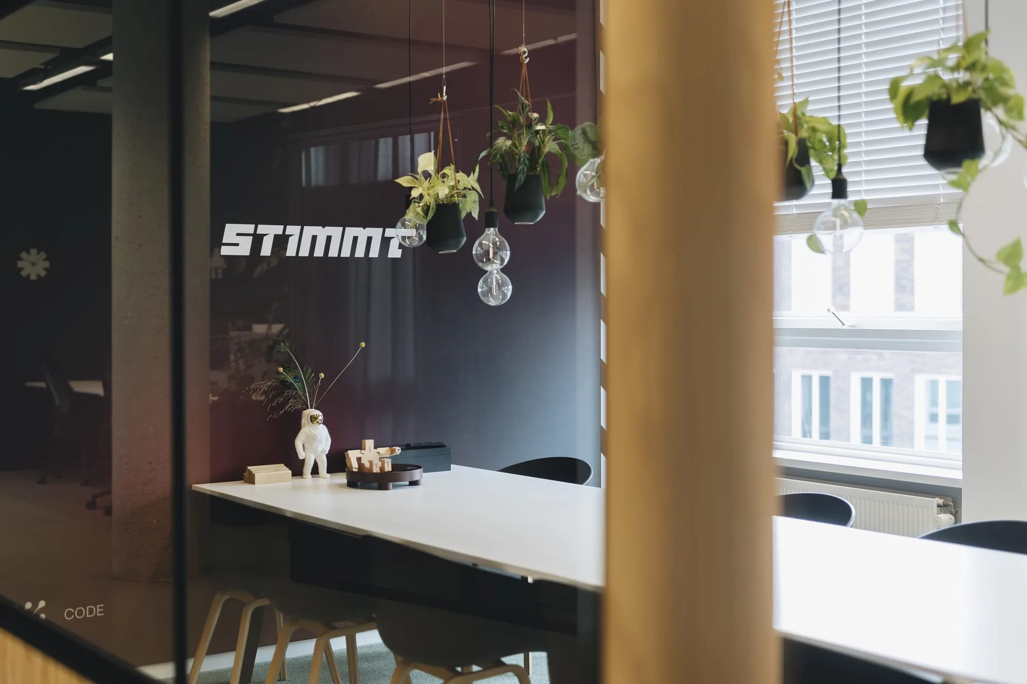 Je ziet een afbeelding van een van de meetingrooms op kantoor Enschede.