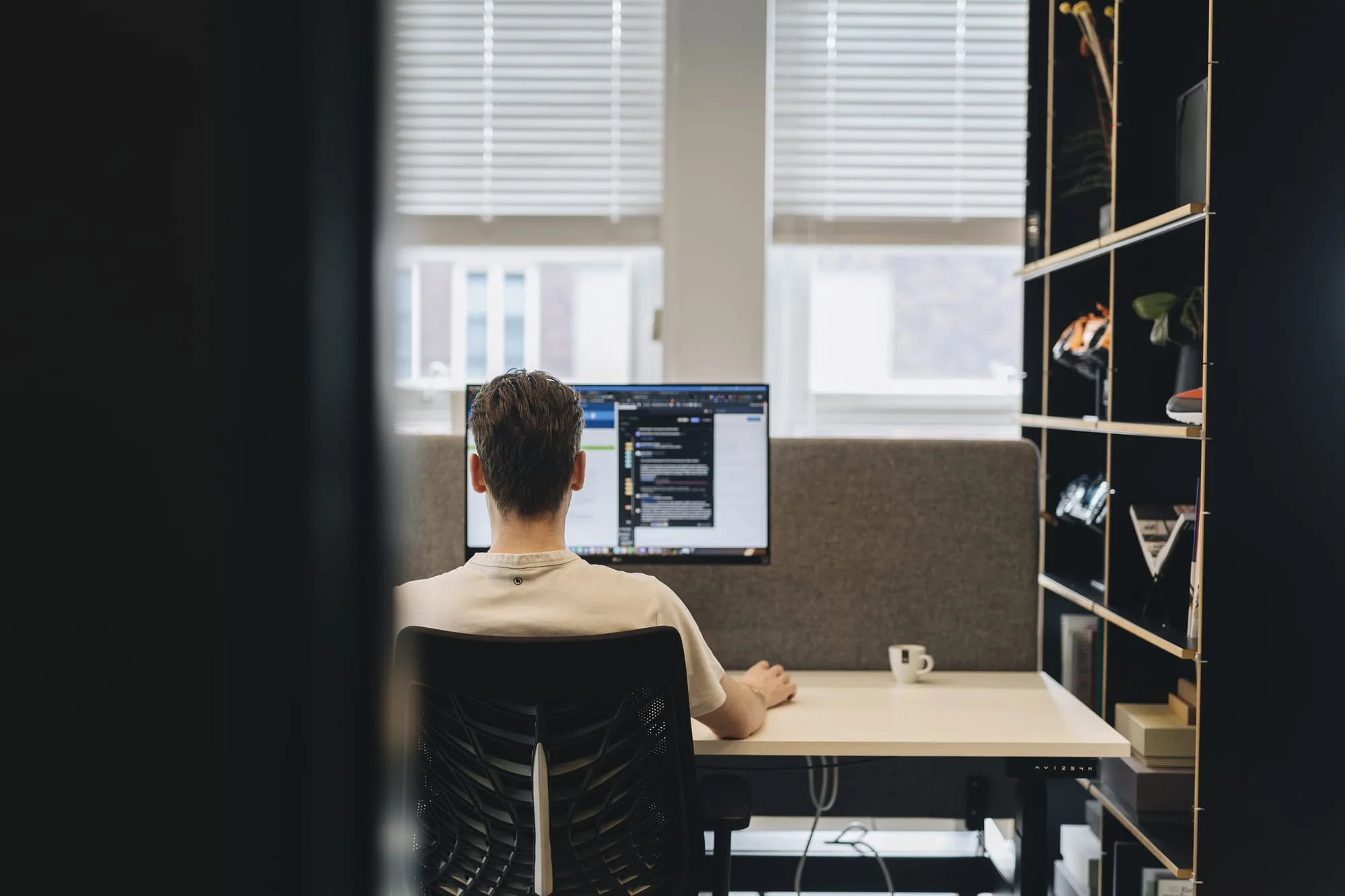 Collega aan het werk - achter een bureau