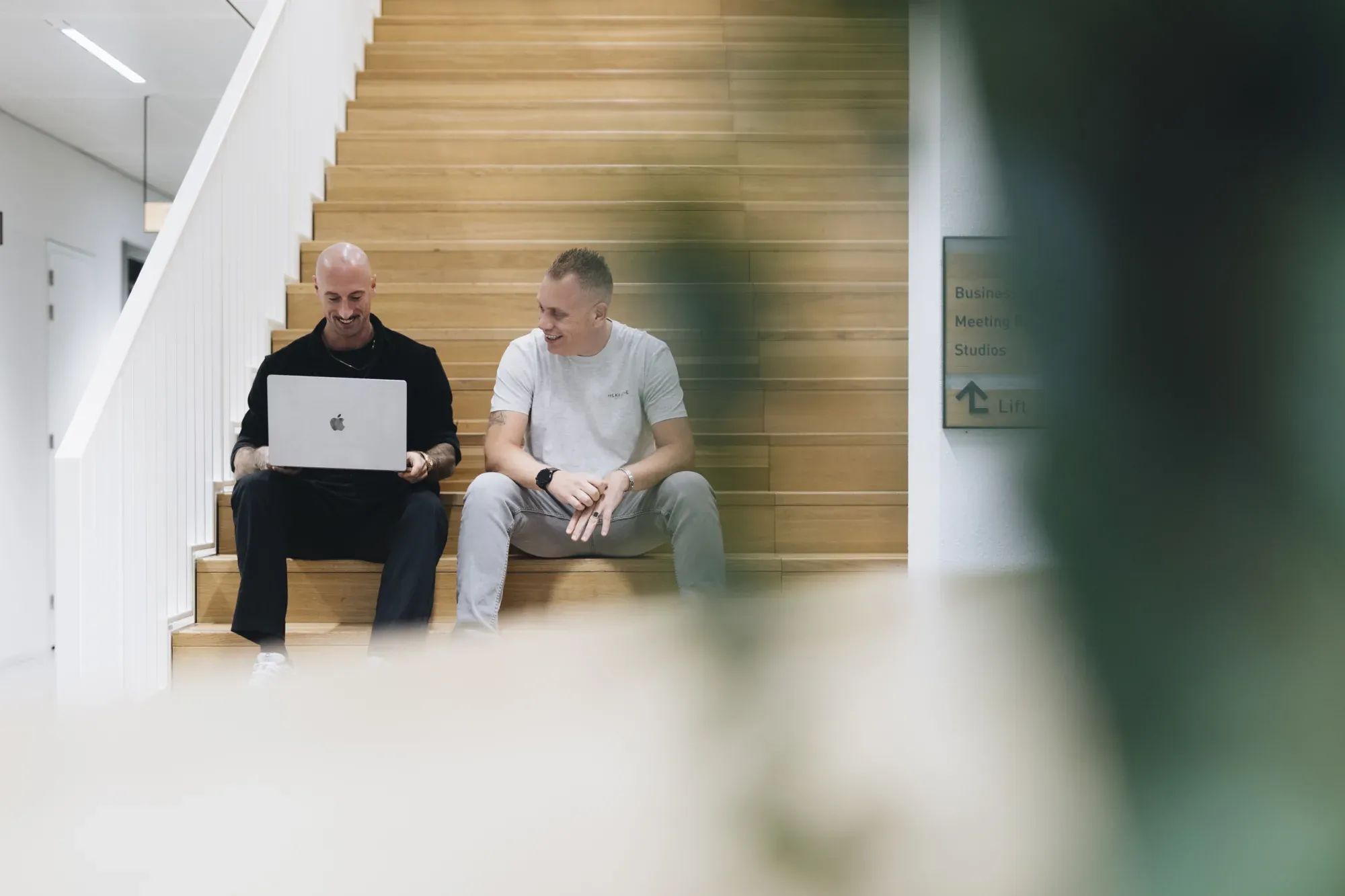 Twee collega's aan het werk op kantoor