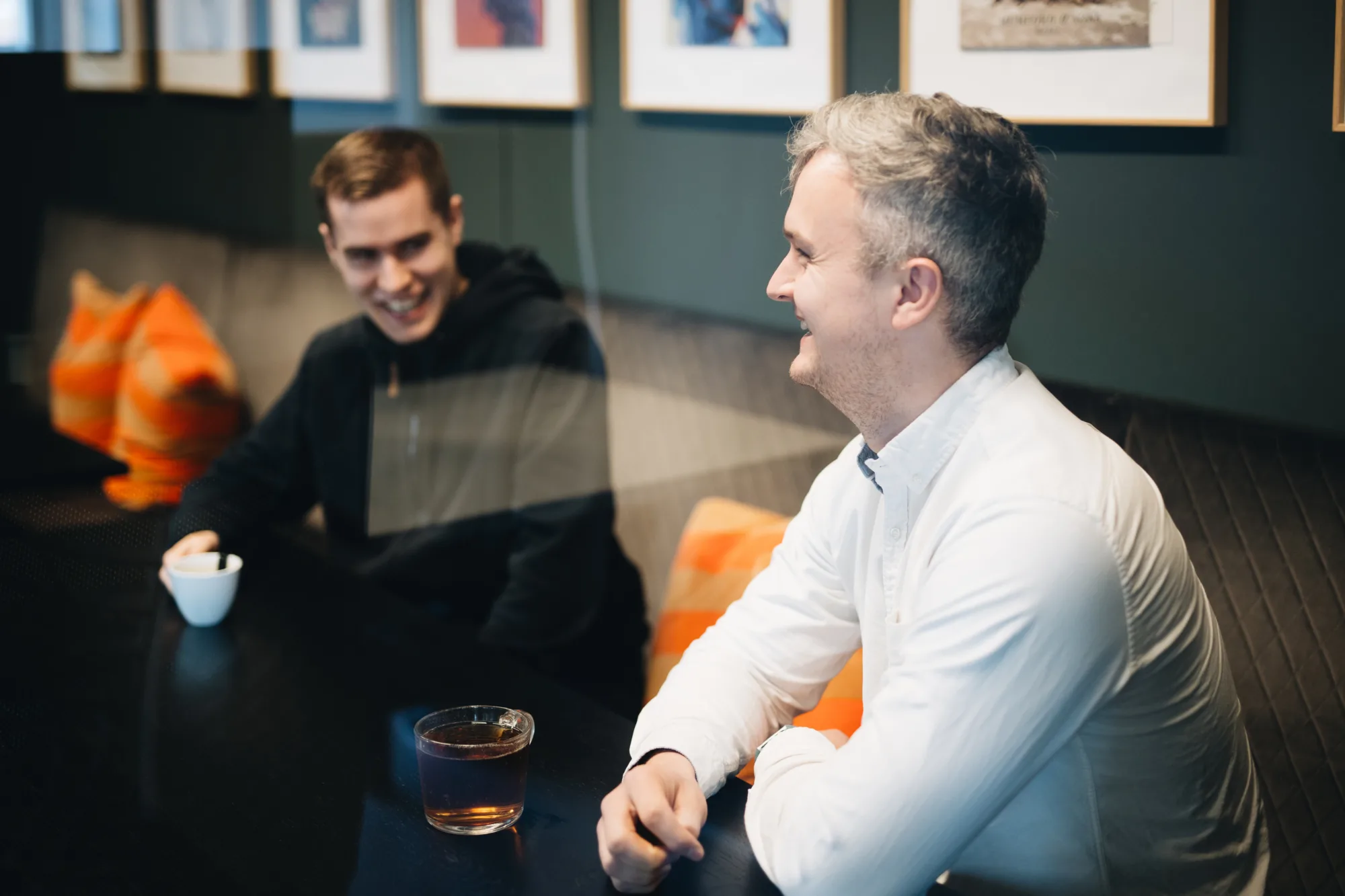 Alessandro en Thorsten drinken koffie in de keuken