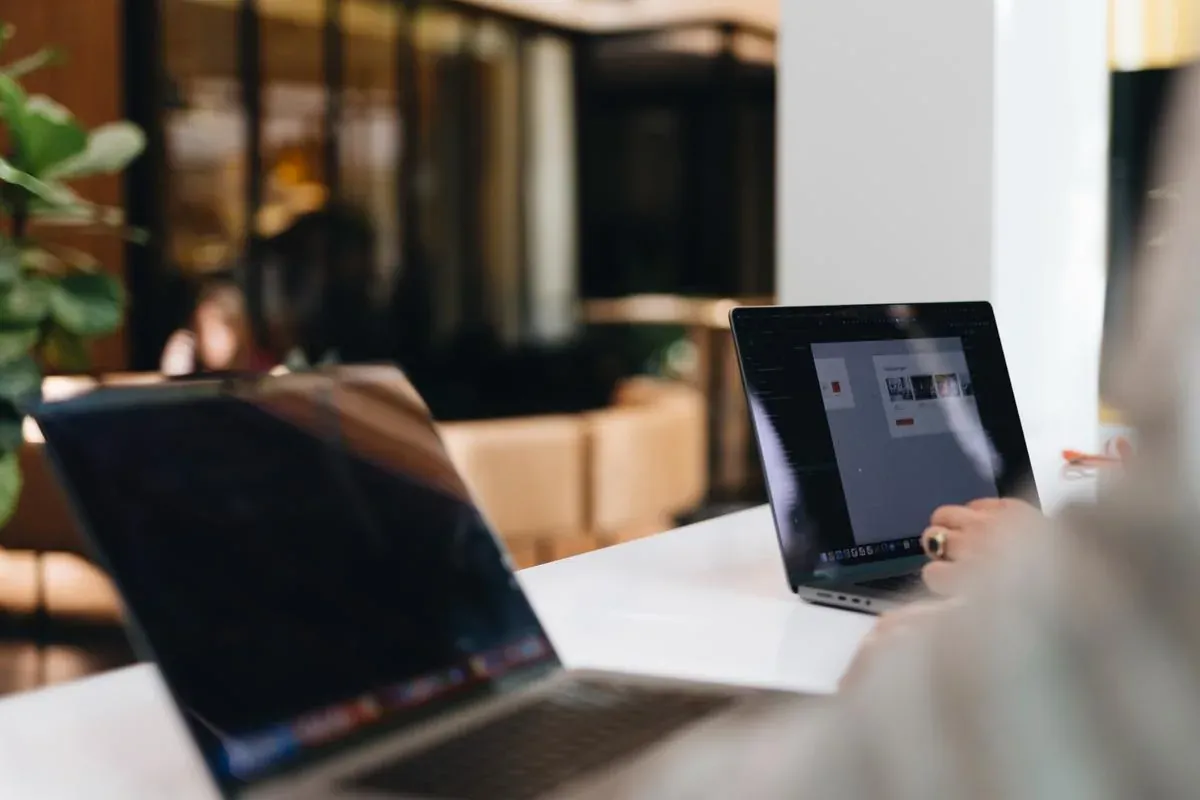 Werken achter de laptop