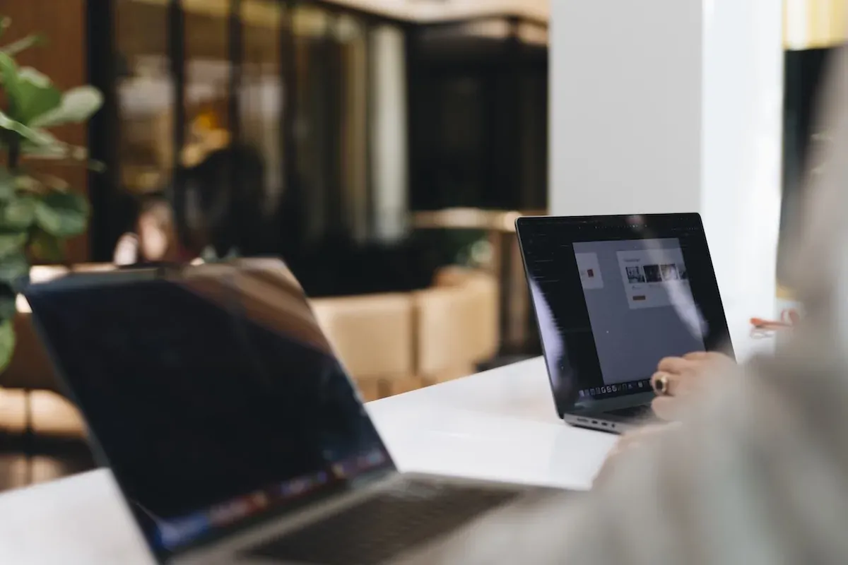 Werken achter de laptop