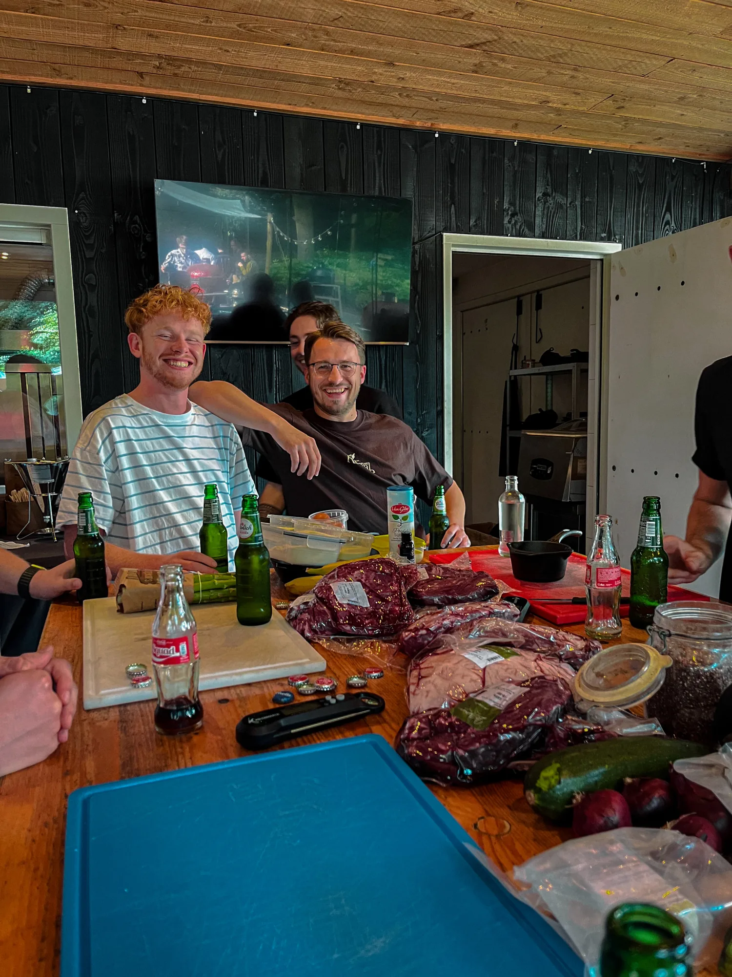 Tom en Boyan samen aan het koken